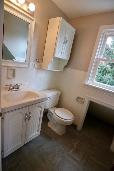upstairs bathroom - 1212 Love St