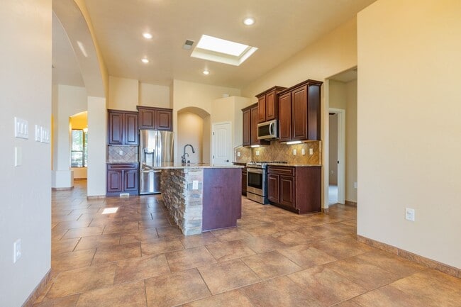 Building Photo - Beautiful Home in the Golf Course Area