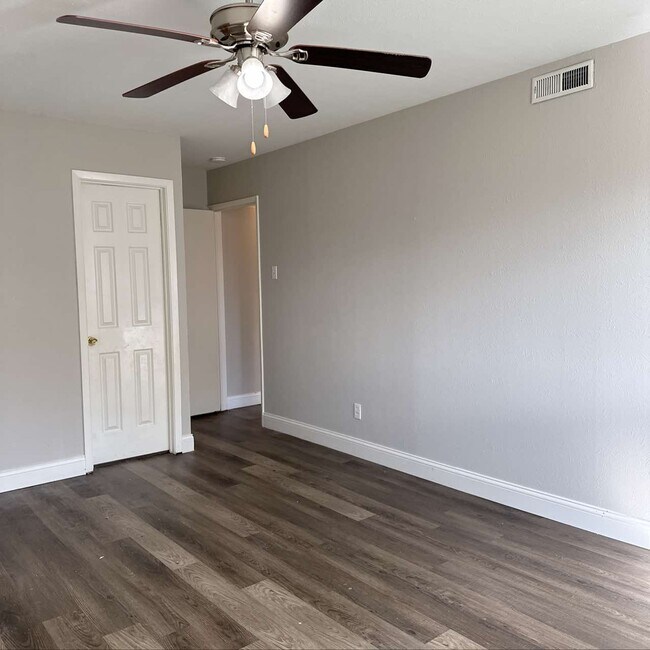 Building Photo - 422 Woodmere Dr