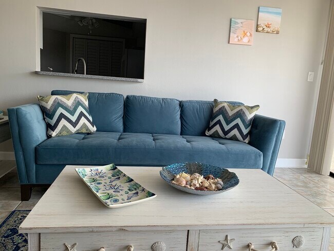 Living room - 690 Island Way