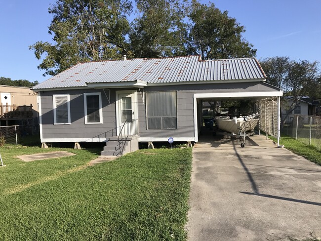 Primary Photo - 1495 Henderson Hwy