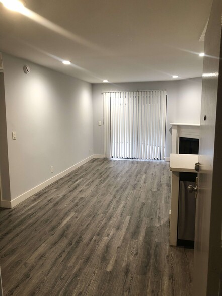 Primary Photo - Las Palmas Apartments