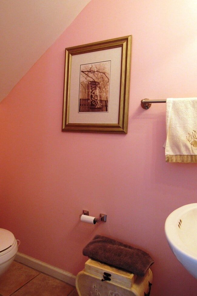 Building Photo - Fully Furnished 2 Bed 1.5 bath Home in the...