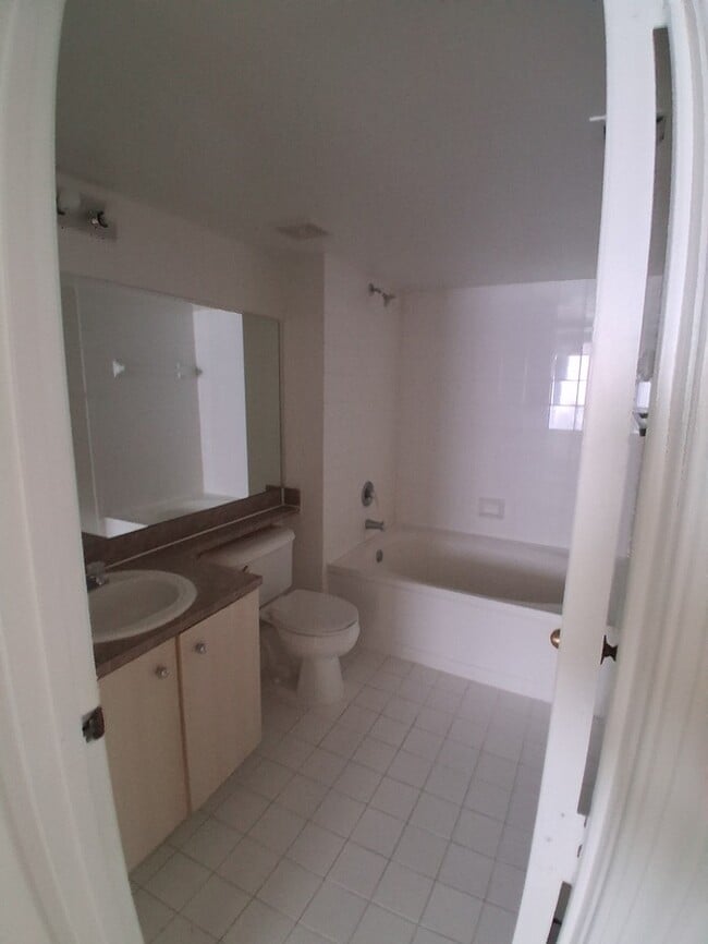 Building Photo - Cozi, breezy condo unit.