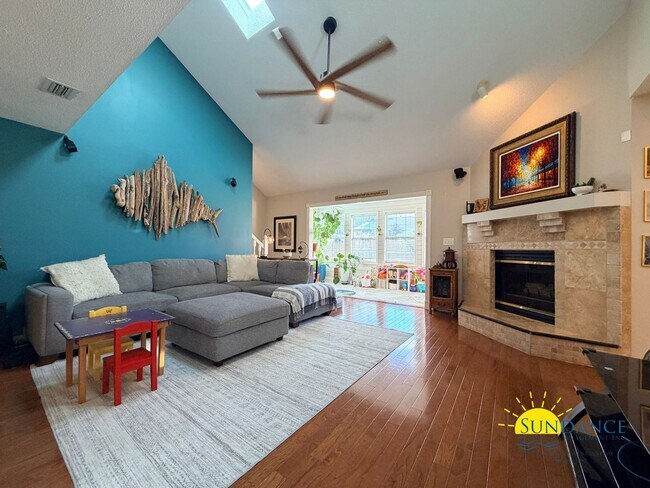 Building Photo - Stunning 5 Bedroom Home in Mary Esther with Beach Access, Pool and Solar Panels!