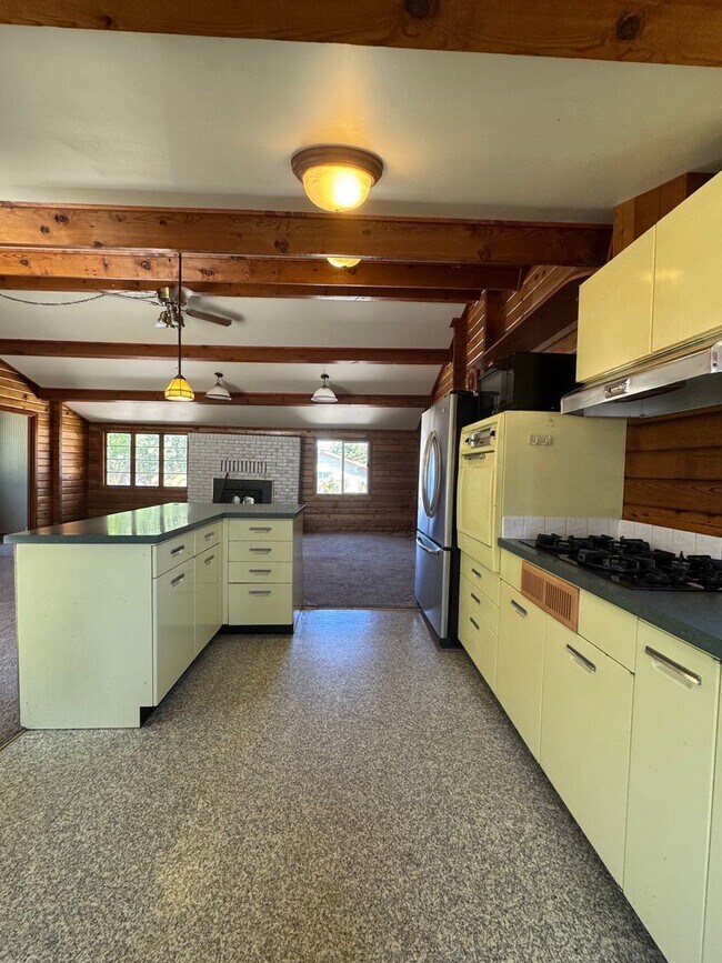 Building Photo - Rustic Charm Meets Modern Comfort!