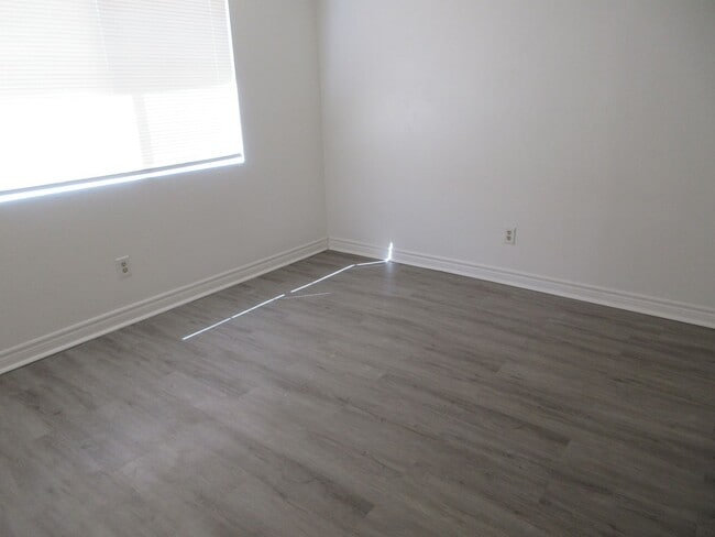 Building Photo - Gated 3 Bed/1 Bath With Big Backyard