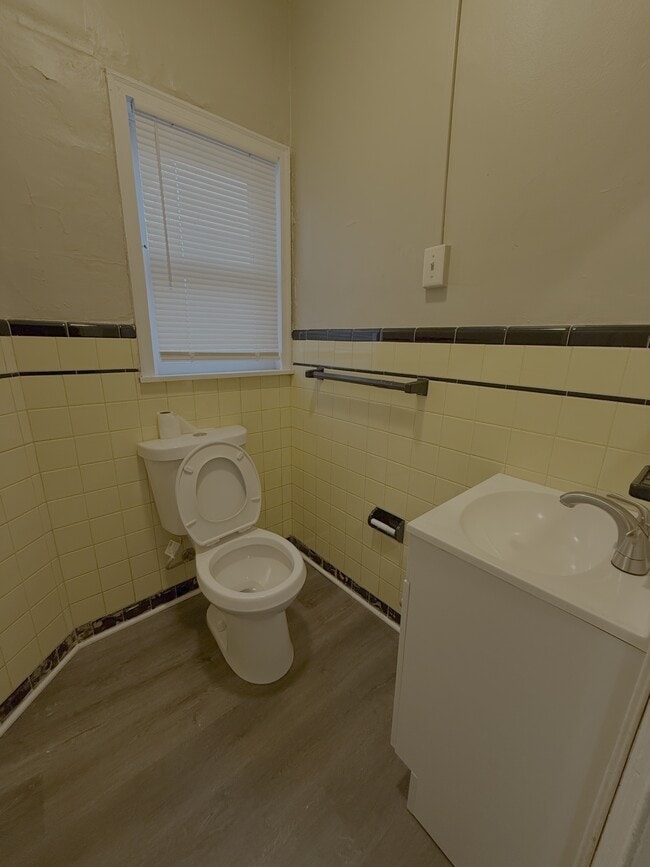 Building Photo - 1913 W 2nd St