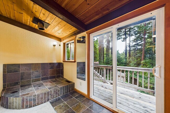 Building Photo - 2910 Greenbriar Ln