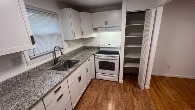 Building Photo - 14 Colonial Dr