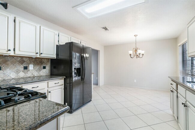 Building Photo - 2 Village Knoll Pl