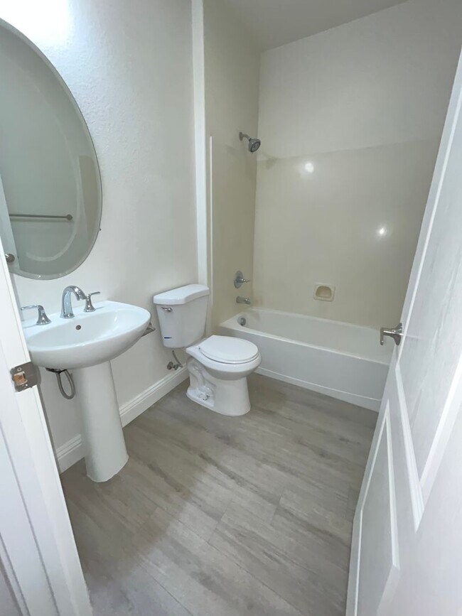 Building Photo - Exceptional 4BR/3BA/3 Car Tandem Garage in...