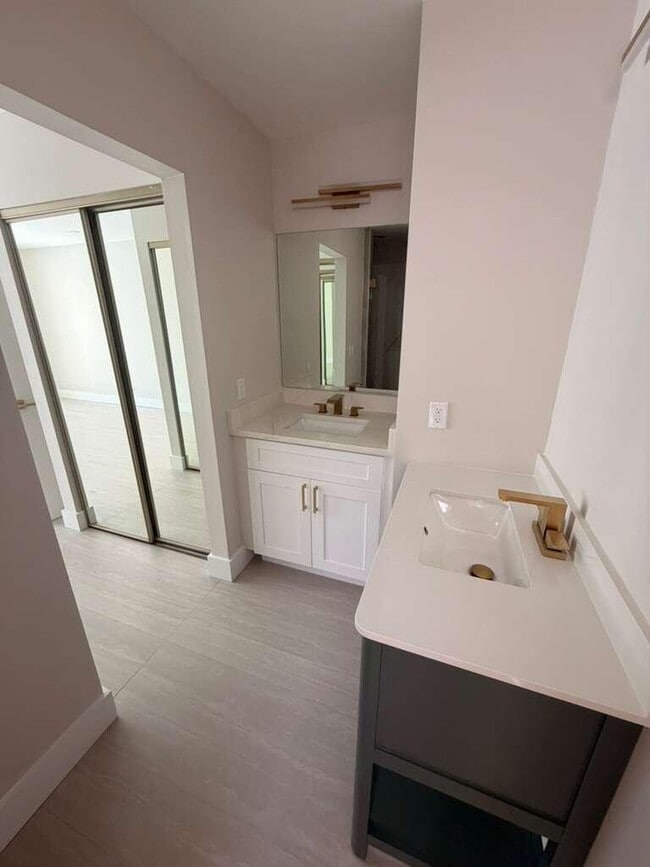 Building Photo - 5866 SE Mitzi Ln