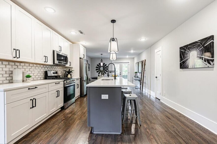 Building Photo - 728 Pearce St SW