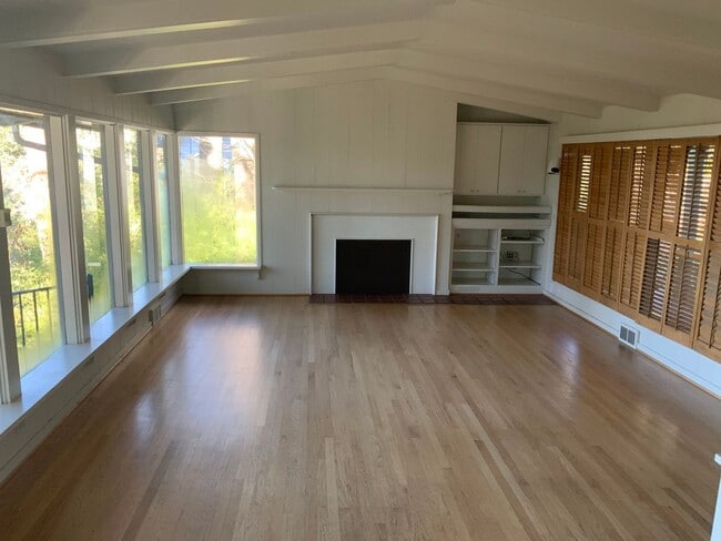 Building Photo - 3 Bedroom House in Hendrick's Park Area