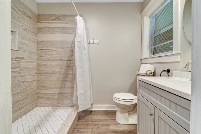 Building Photo - Charming 3-Bedroom Home with Granite Count...