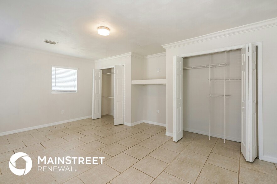 Building Photo - 301 Farmbrook Rd
