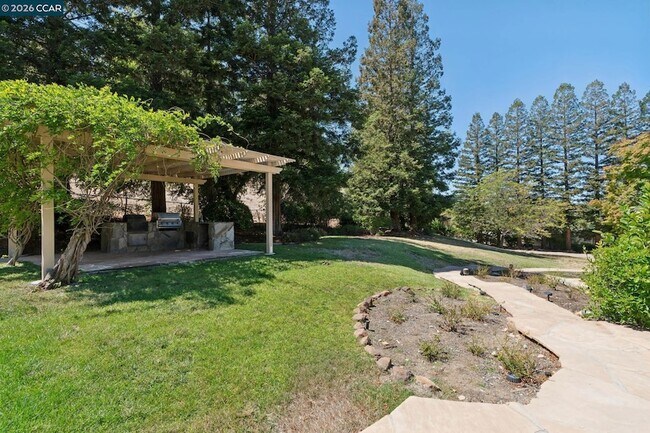 Building Photo - 660 La Casa Via