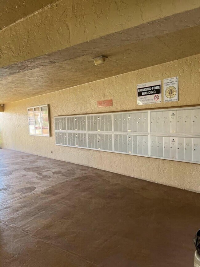 Building Photo - 600 Village Green Ct