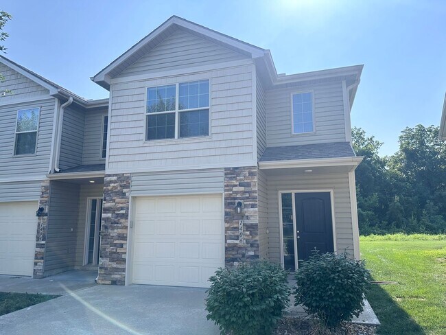 Building Photo - 1406 NE Mary Ct