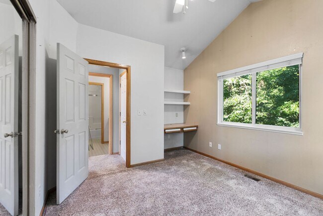 Building Photo - 4 Bedroom Townhome near campus