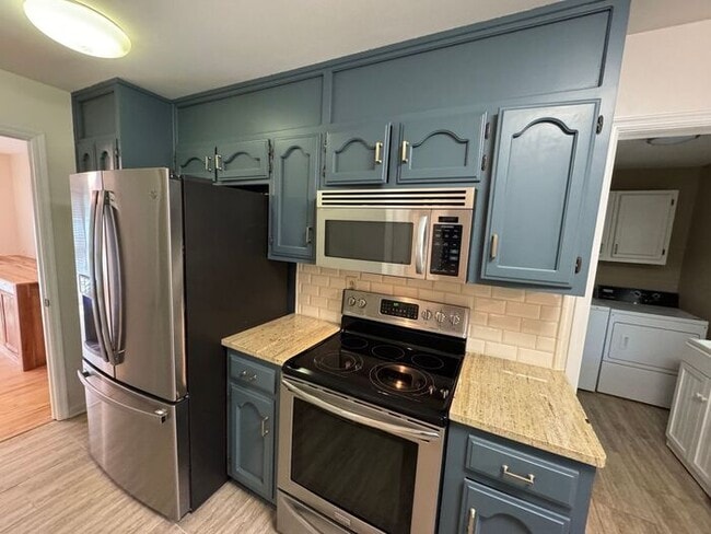 Building Photo - Fenced yard!