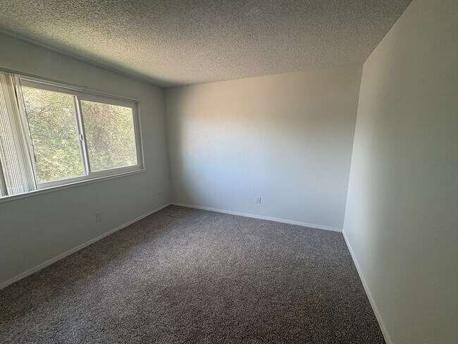 Building Photo - MOVE IN SPECIAL! $100 OFF FIRST 2 MONTHS OF RENT!!! 2 BEDROOM 1 BATH