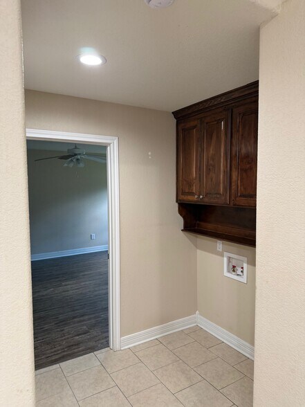 Building Photo - 121 Helane Ln