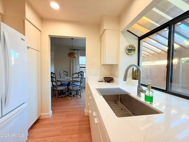 Building Photo - 5640 E Bell Rd