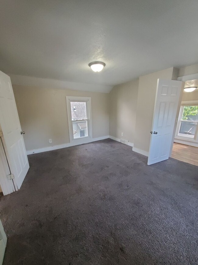 Building Photo - 3 Bedroom 1 Bath House in Rock Island