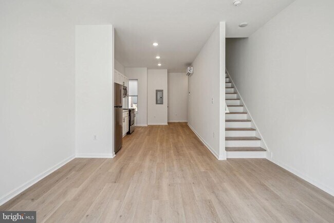 Building Photo - 321 E Lehigh Ave