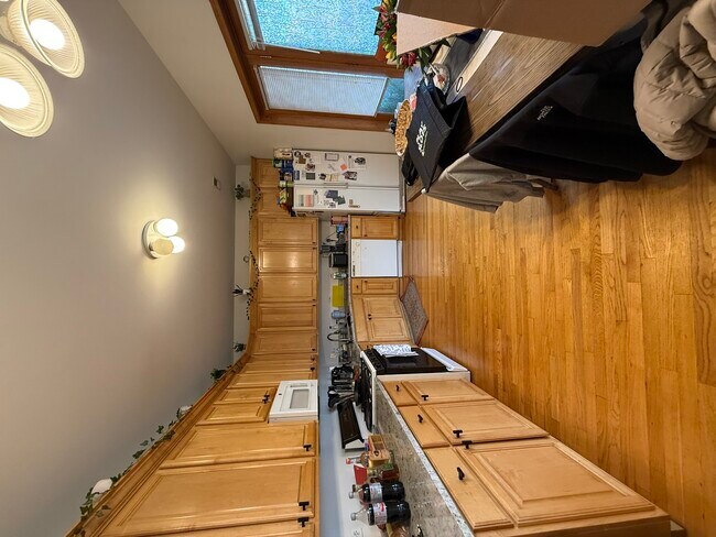Building Photo - 4103 N Kenmore Ave