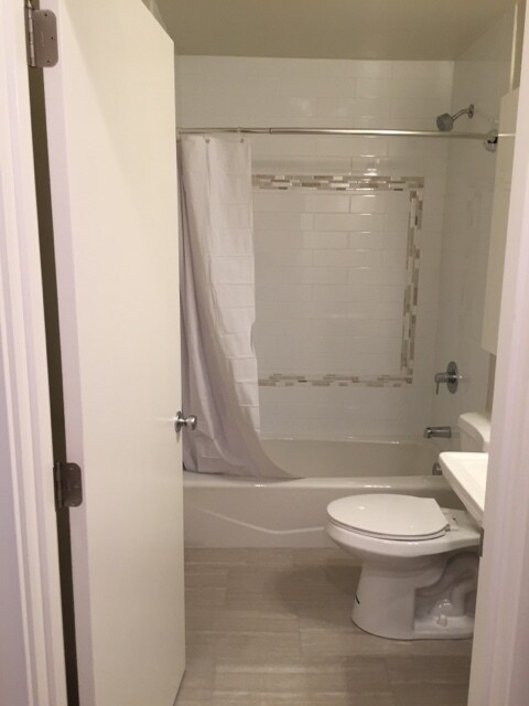 Building Photo - Modern Remodel 2br 1000sqft Private/End un...