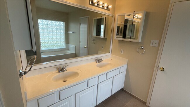 Building Photo - 16806 Pheasant Creek Ct