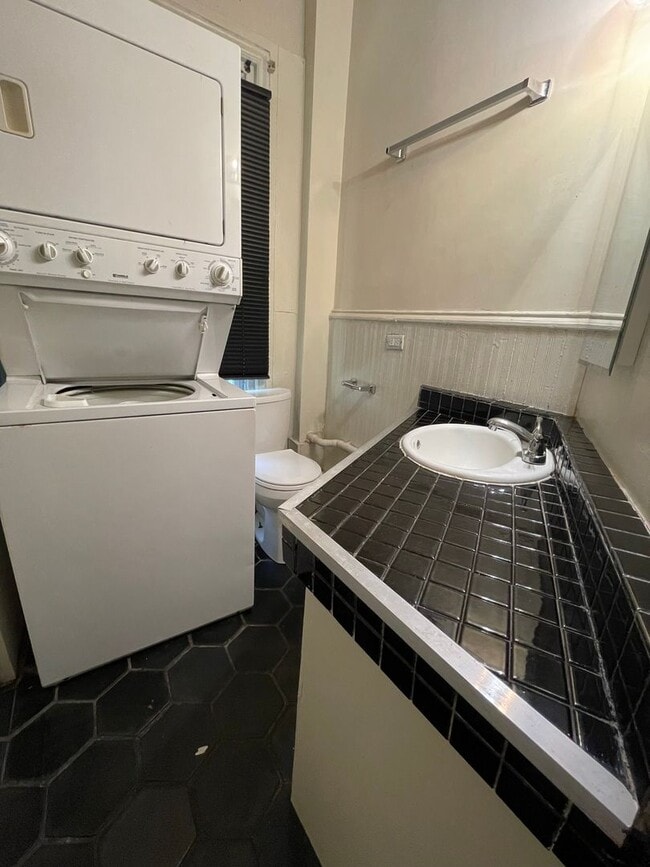 Building Photo - Amazing 3 bdrm/1.5 bath House Conveniently Located in The Heart of VCU and Downtown!