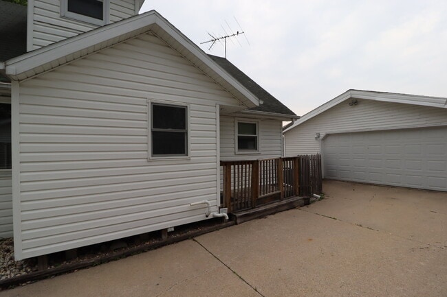 Building Photo - "Spacious 4-Bedroom 2 Bath with Finished B...