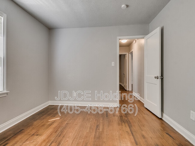 Building Photo - 122 W Marshall Dr