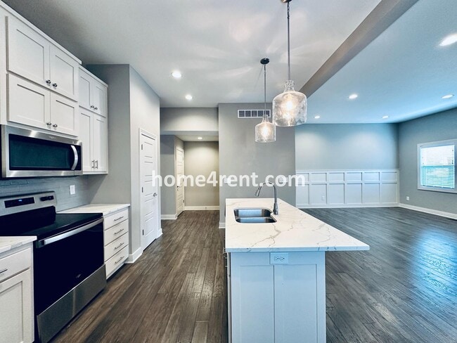 Building Photo - Stunning, Maintenance Free Townhome in Desoto w/ an Elegant Kitchen and Wood Floors Throughout!