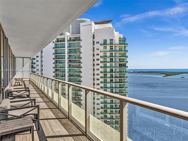 Building Photo - 1300 Brickell Bay Dr