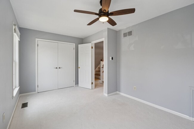 Building Photo - Spacious 3 Bedroom, 2.5 Bath Townhouse in ...