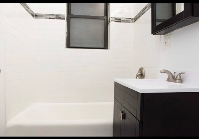 Building Photo - 3345 N Marshfield Ave