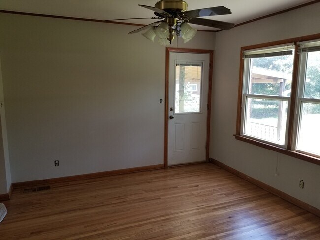 Building Photo - Midtown bungalow, beautiful hard wood floors, lots of natural light.