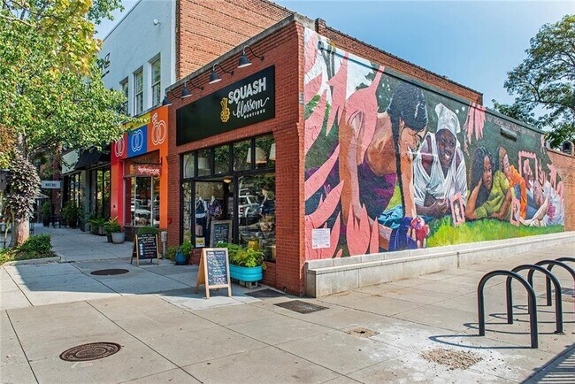 Building Photo - 417 E College Ave