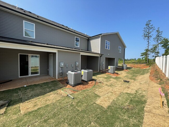 Building Photo - 2 bd 2.5 ba townhome