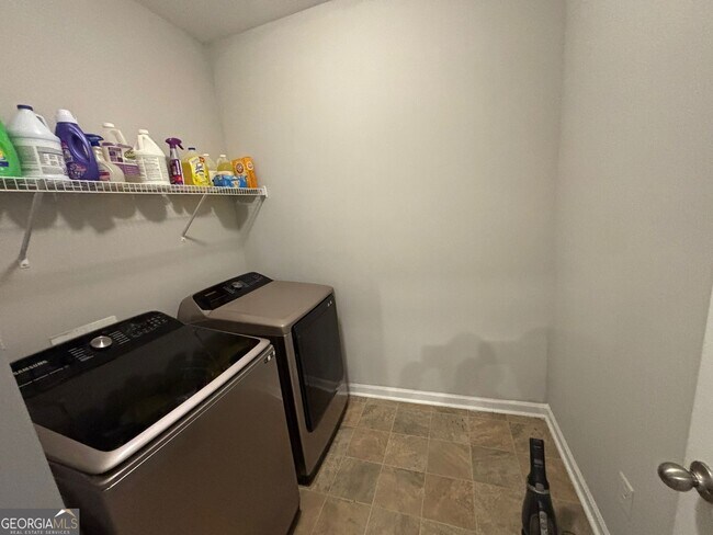 Building Photo - 518 Tulip Ln