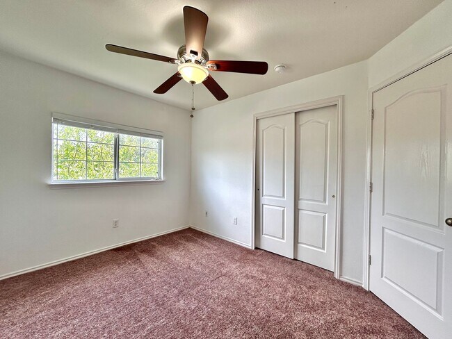 Building Photo - Spacious 4/BR 2.5/BA Home with Large Fence...