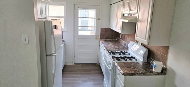 Building Photo - 10772 Tropic Dr