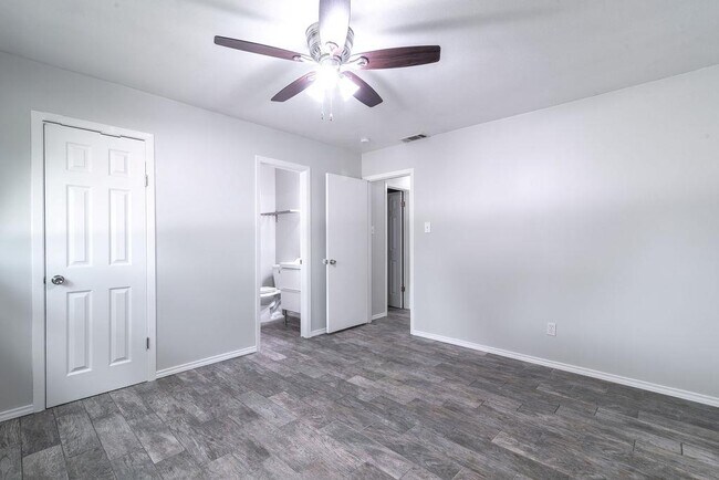 Building Photo - 1515 Glenmeadows Dr