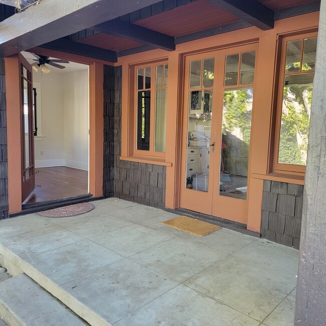 Building Photo - 6054 Selma Ave