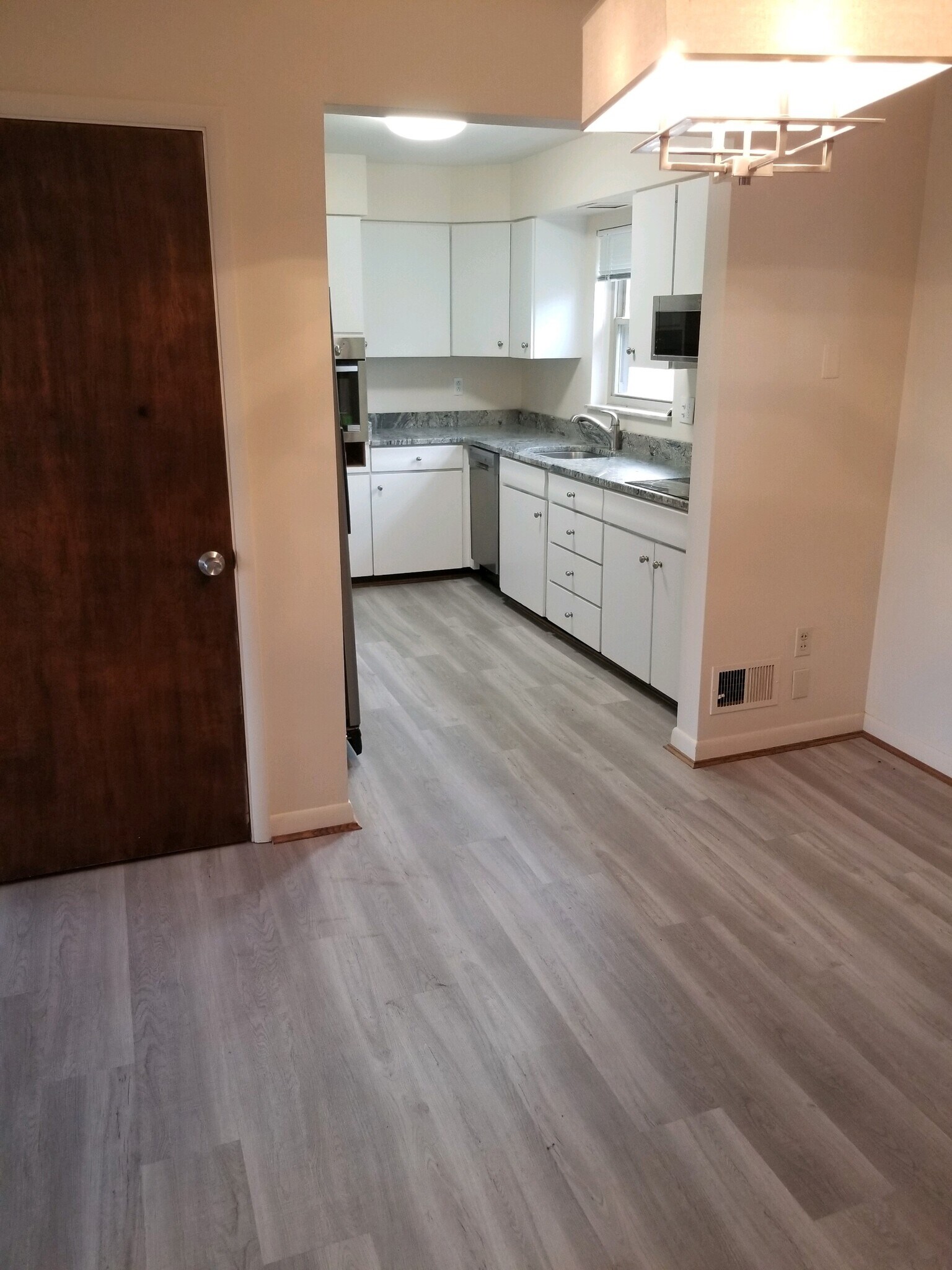 Building Photo - 1130 River Hill Dr